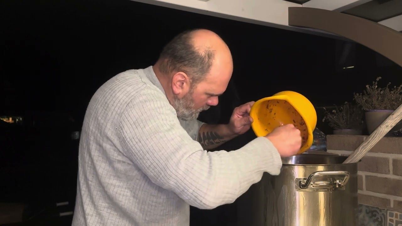 Ich rühre in meiner Küche einen großen Topf Liquid an.